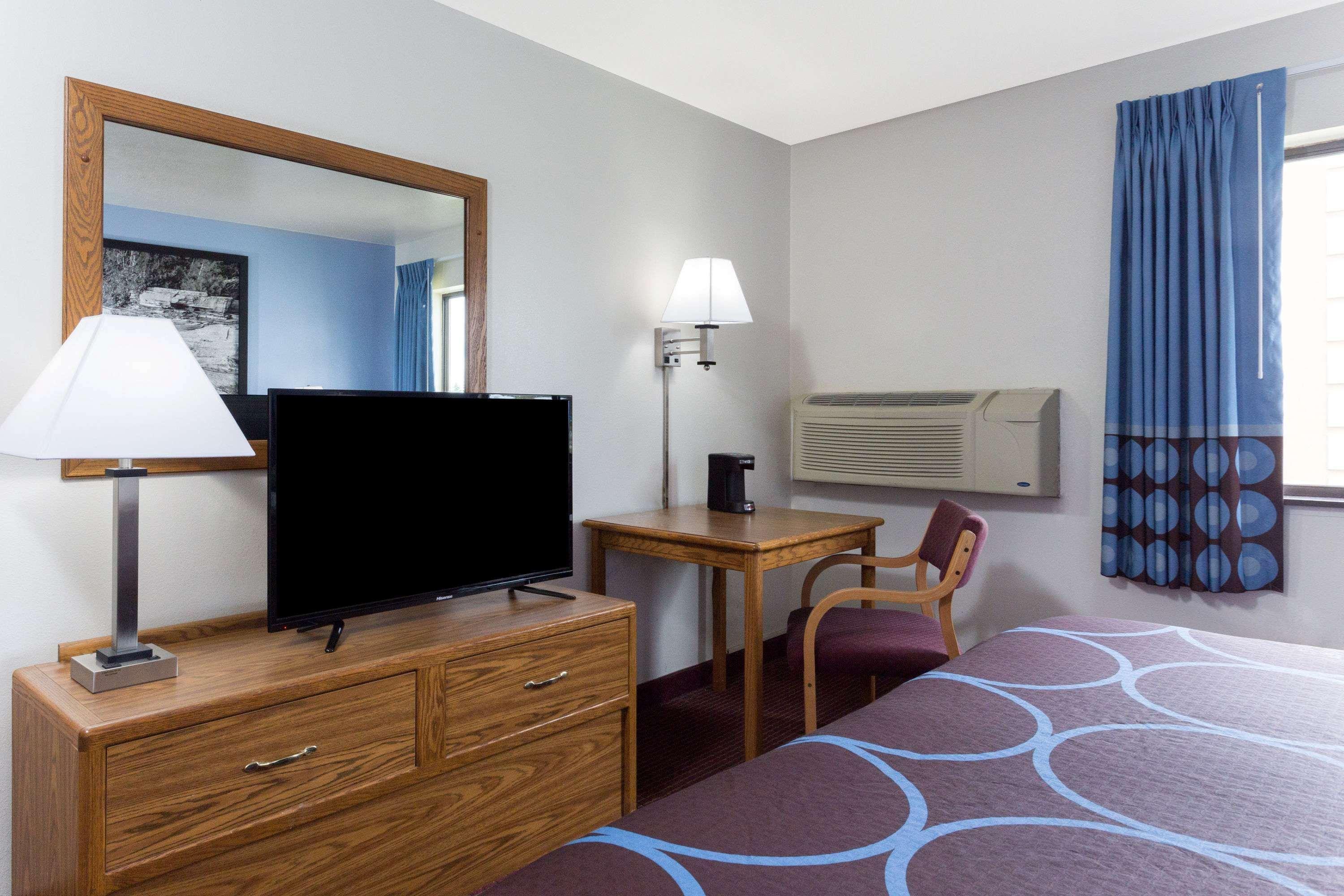 Hotel Super 8 By Wyndham Wisconsin Dells Exterior foto
